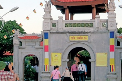 Chùa và các tượng đài ở Trường Sa